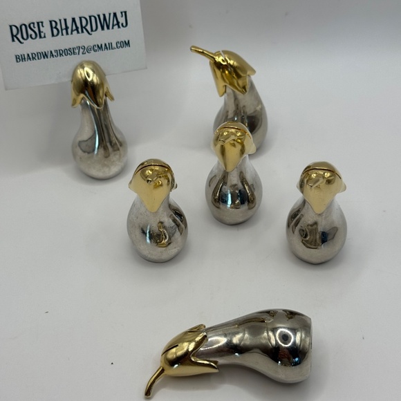 Set of 6 place card holders and 6 knife rests shaped like silver eggplants. - Picture 4 of 11